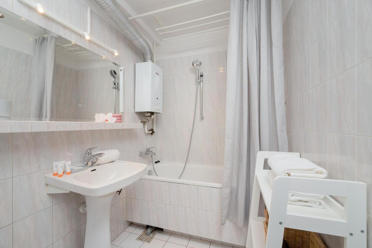 Jozefinska Apartment With Balcony Cracow By Noclegi Renters Cracovia Esterno foto
